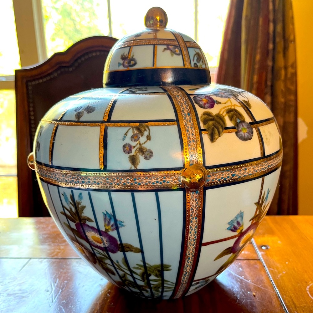 Rare Amazing Regis Dho Vase w/Lid!